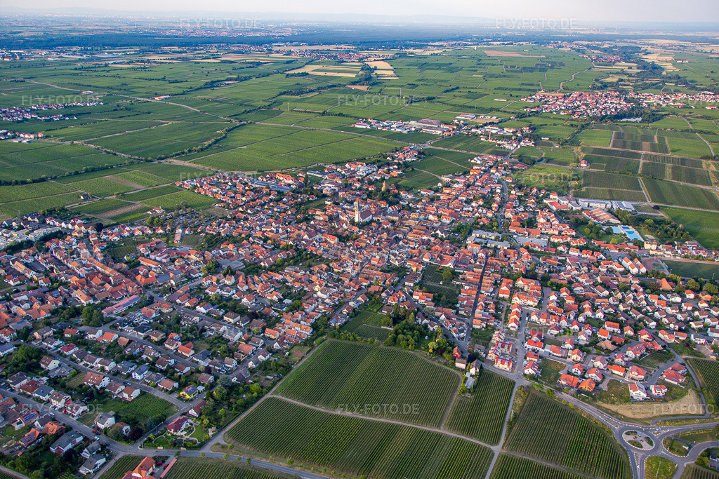 Luftbild: Maikammer von Westen in Maikammer im Bundesland Rheinland-Pfalz in Deutschland. Foto: IMG_082749.jpg vom 25.06.2015 durch Werner Riehm/FLY-FOTO.de