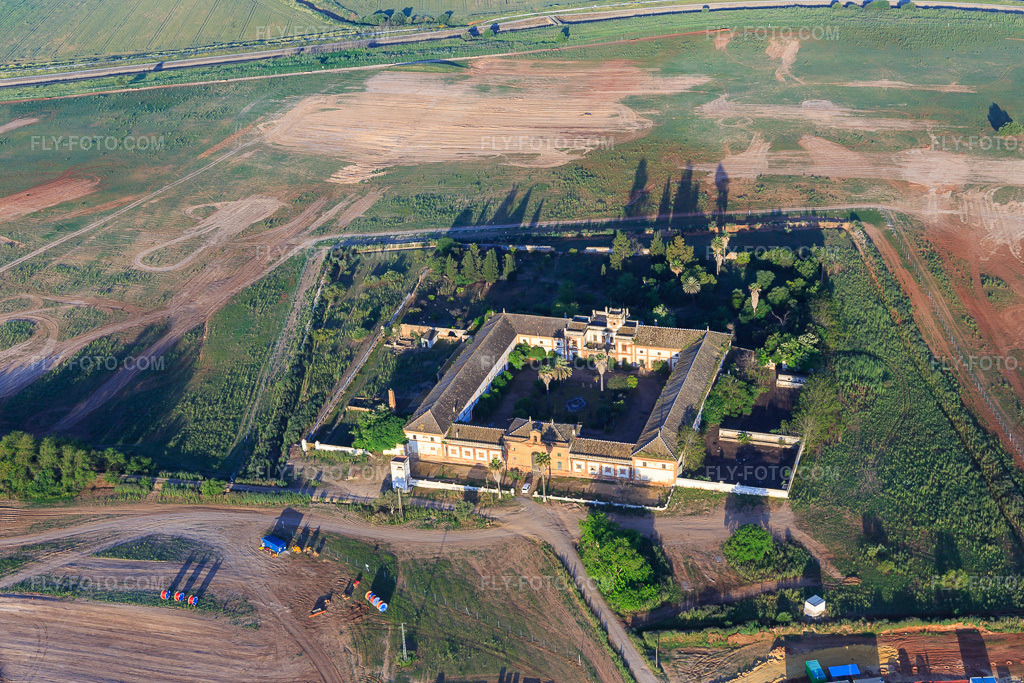 Aerial view: Hacienda Lugar Nuevo in Dos Hermanas in the state Seville, Spain. – Photo: IMG_145695.jpg taken on 04/22/2025 by Werner Riehm/FLY-FOTO.com – Resolution of the original: 5408 x 3606 px
