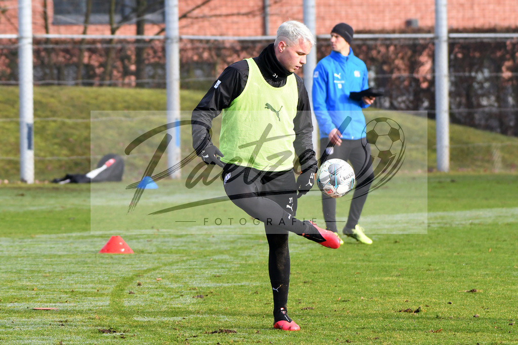 20200126_TRAOSN_0010 | Fußball, Herren: Niklas Schmidt (VfL Osnabrück) in Aktion, am Ball, Einzelaktion beim Training des VfL Osnabrück am 26.01.2020 im Sportpark Illoshöhe in Osnabrück, Deutschland.(Foto von Nico Paetzel) - Realisiert mit Pictrs.com
