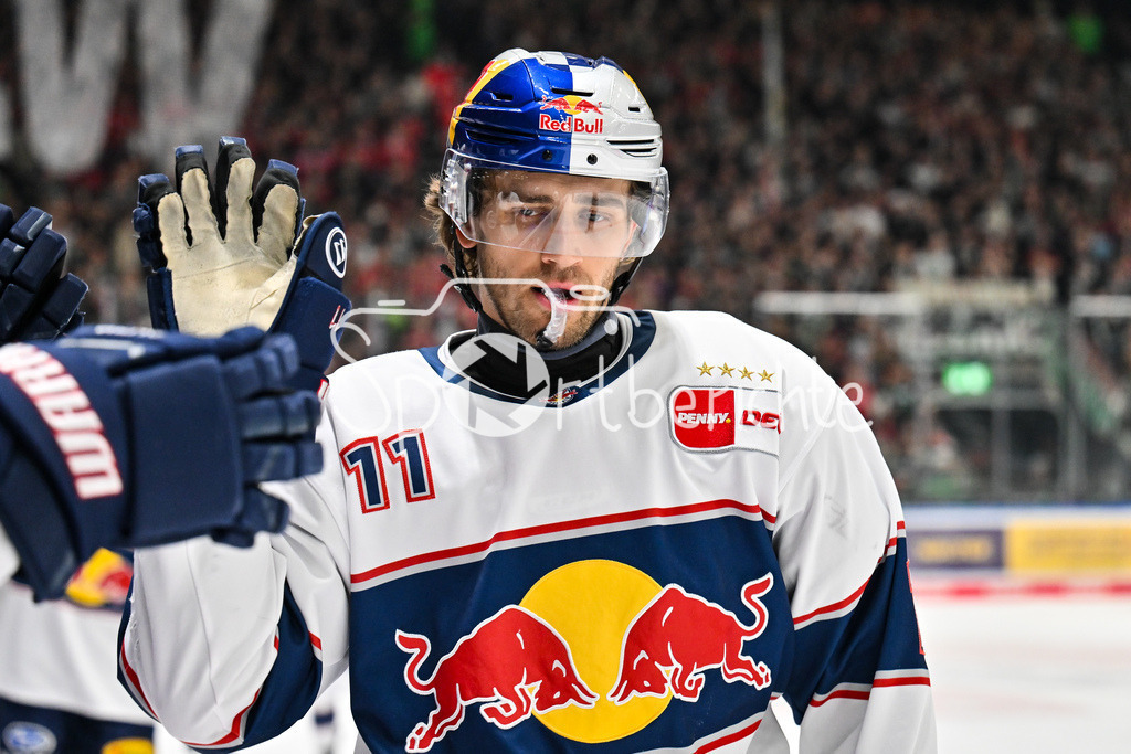 Augsburger Panther - EHC RB München | AUGSBURG, DEUTSCHLAND - 27. FEBRUAR: Jubel der Gäste nach dem Treffer zum 1-3 durch Markus EISENSCHMID (RB München 11) / Tor / Torschuetze / Freude / Happy während dem Match zwischen den Augsburger Panthern und dem EHC RB München am 46. Spieltag der Penny DEL im Curt Frenzel Stadion