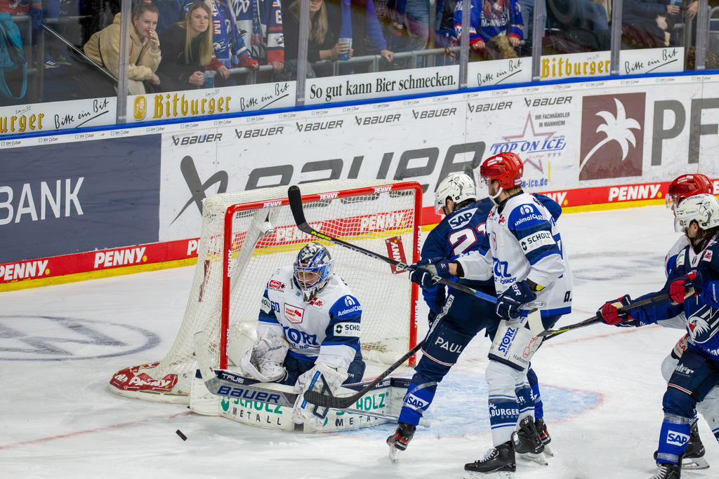 01.03.2024, DEL, Deutsche Eishockey Liga, Saison 2023/24, 50. Spieltag): Adler Mannheim gegen Schwenninger Wild Wings (1:4). Viel los vor dem Tor der Schwenninger Wild Wings | 01.03.2024, DEL, Deutsche Eishockey Liga, Saison 2023/24, 50. Spieltag): Adler Mannheim gegen Schwenninger Wild Wings (1:4). Viel los vor dem Tor der Schwenninger Wild Wings - Realisiert mit Pictrs.com
