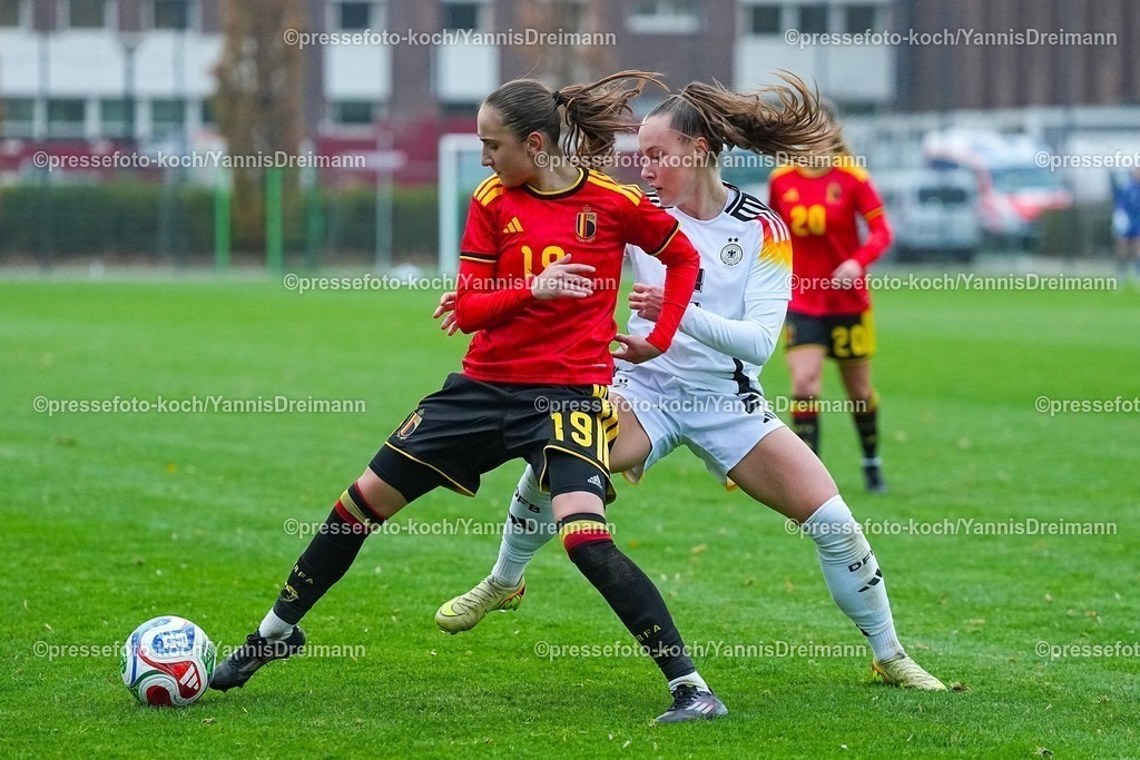 xYDRx26112502009 | 26.11.2025, xydrx, Fußball, Länderspiel, EM-Qualifikation U19-Frauen, Belgien - Deutschland, Sportschule Wedau: Eva Spelkens (BEL #19) im Zweikampf gegen Felicia Straeßer (GER #2)