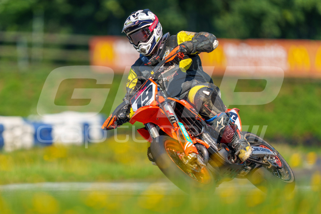 SuperMoto_Staatsmeisterschaft_Greinbach_325 | GRIPcapture steht für authentische Sportfotografie in Österreich – für Momente, die mehr sind als Geschwindigkeit oder Ergebnis. Es geht um Emotion, Spannung, Fokus und den Augenblick, der oft nur einen Wimpernschlag dauert.Ob Motorsport, Teamsport oder 