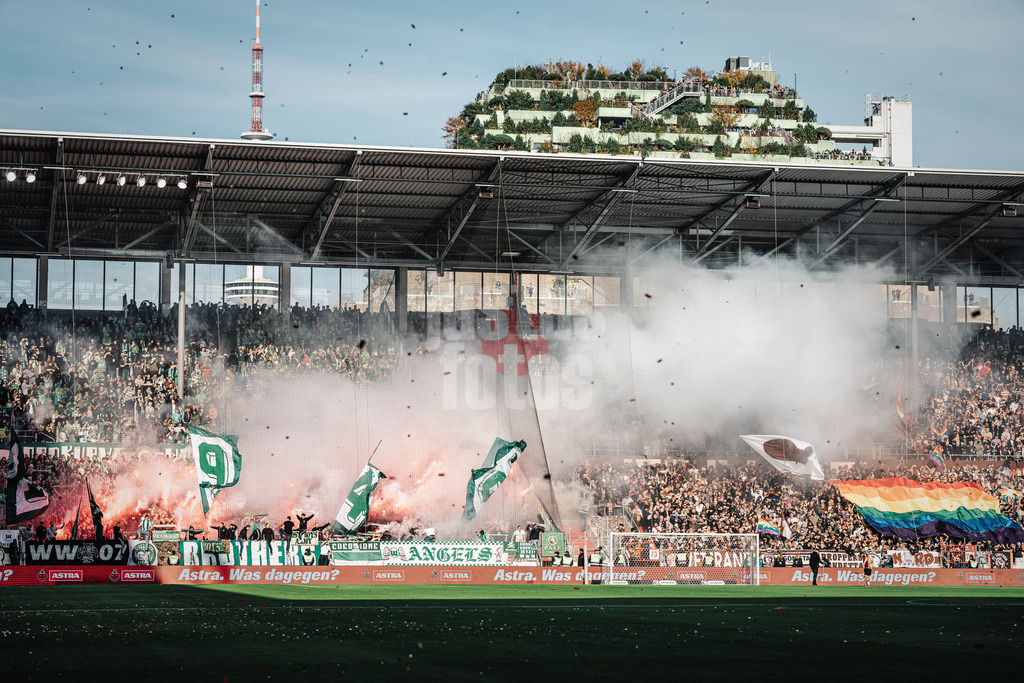 Fußball | Männer | Saison 2024/2025  | Fußball-Bundesliga | 8. Spieltag | FC St. Pauli vs. VfL Wolfsburg | 26.10.2024 | links der Fanblock der Auswärtsfans aus Wolfsburg mit Pyrotechnik, rechts eine Regenbogenflagge von Sankt Pauli Fans
