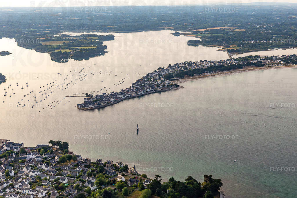 Ortsansicht | Luftbild: Ortsansicht in Île-Tudy im Bundesland Finistère in Frankreich. Foto: IMG_132497.jpg vom 17.06.2022 durch Werner Riehm/FLY-FOTO.de - Realisiert mit Pictrs.com