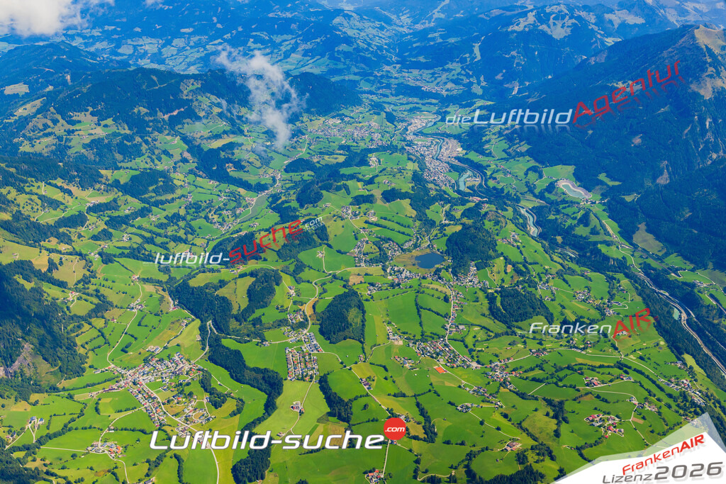Luftaufnahme der Stadt Goldegg im Pongau - Die Luftaufnahme wurde 2025 vom UL-Flugzeug heraus erstellt ( keine Drohne ) - Hochauflösende Luftaufnahme - für professionelle Ausdrucke geeignet. Die Geschenkidee !Mit Lizenz und Bildrechte bestellbar