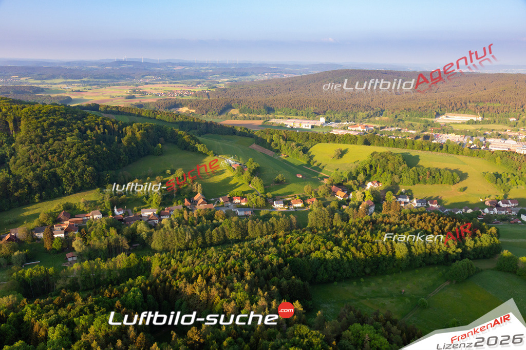 Die Luftbildaufnahme Giechkroettendorf - Weismain wurde 2018 mittels Flugzeug (keine Drohne) erstellt. Perfekte Schärfe und Druck- Auflösung- Garantiert!
