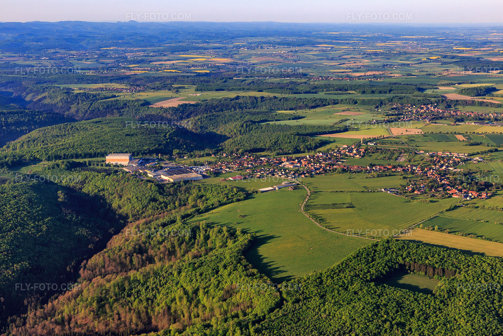 Aerial view: View of the town in the morning from the north in Petersbach in the state Bas-Rhin, France.Photo: IMG_145922.jpg taken on 05/01/2025 by Werner Riehm/FLY-FOTO.comResolution of the original: 5472 x 3648 px