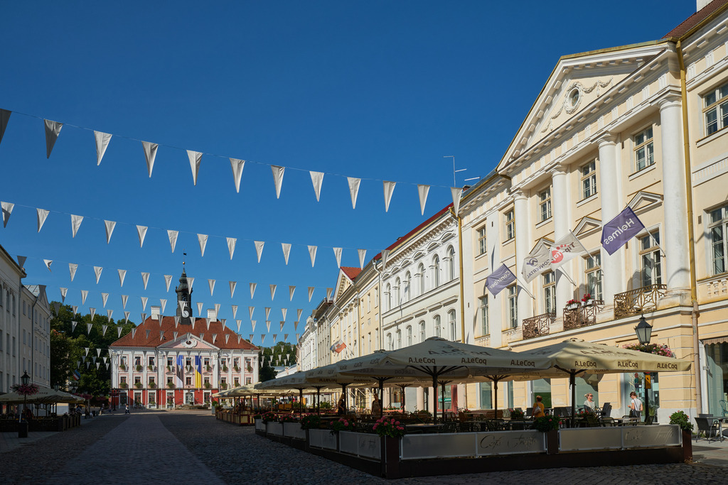 Fussgängerzone mit Rathaus und Brunnen | Tartu, Estland - August 23, 2022: Fussgängerzone mit Rathaus und Brunnen Küssende Studenten. - Realisiert mit Pictrs.com