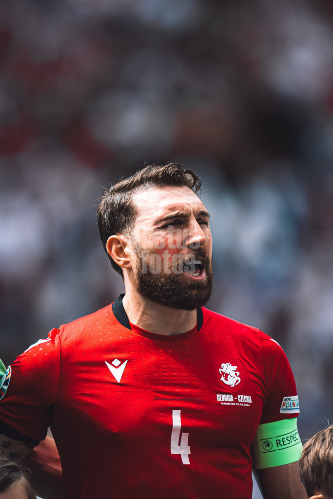 Fußball | Herren | UEFA-Fußball-Europameisterschaft 2024 | Gruppe F | Georgien vs. Tschechien | 22.06.2024 | Guram Kashia (#4, Georgien) beim Singen der Hymne