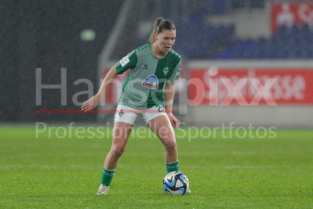 Fussball, Google Pixel Frauen-Bundesliga, MSV Duisburg - SV Werder Bremen | v.li.: Juliane Wirtz (SV Werder Bremen, 28) am Ball, Einzelbild, Ganzkörper, Aktion, Action, Spielszene, DIE DFB-RICHTLINIEN UNTERSAGEN JEGLICHE NUTZUNG VON FOTOS ALS SEQUENZBILDER UND/ODER VIDEOÄHNLICHE FOTOSTRECKEN. DFB REGULATIONS PROHIBIT ANY USE OF PHOTOGRAPHS AS IMAGE SEQUENCES AND/OR QUASI-VIDEO.