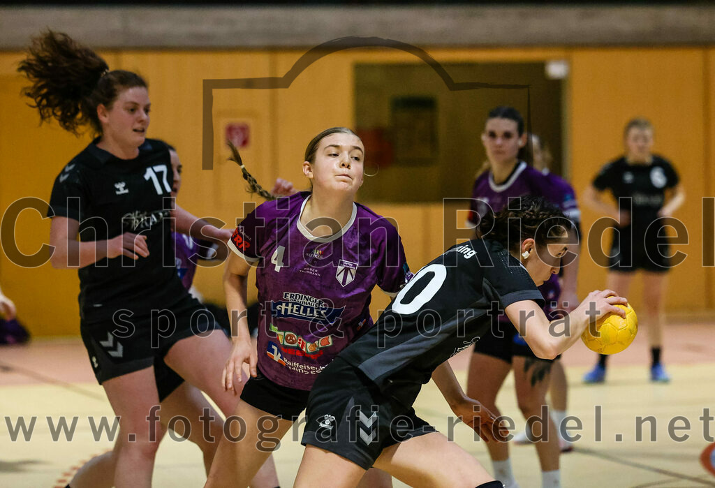 2024-02-10_069_SpVgg_Altenerding_gegen_SVA_Palzing | Erding, Deutschland, 10.02.2024:
Handball, Bezirksoberliga Frauen Altbayern 2023 / 2024, 14. Spieltag, SpVgg Altenerding gegen SVA Palzing, Endergebnis: 27:28

Christina Schredl (SVA Palzing, #17), Greta Felbinger (SpVgg Altenerding, #4), Veronika Wöhrl (SVA Palzing, #10)

Foto: Christian Riedel / fotografie-riedel.net