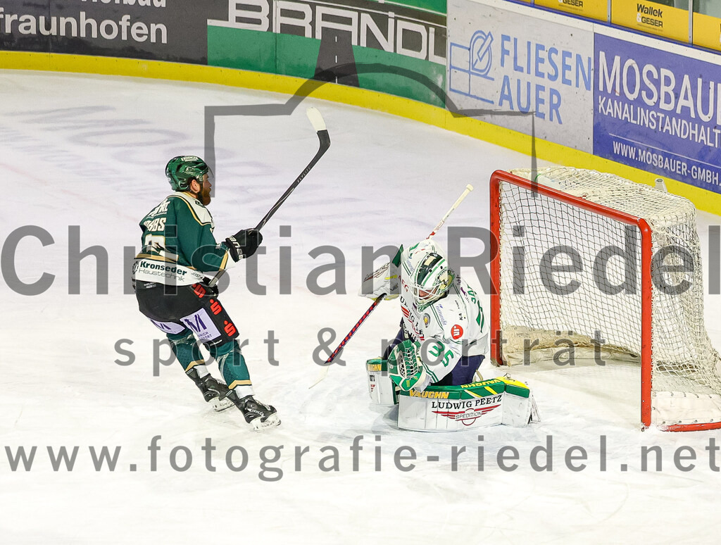 2026-01-02_053_TSV_Erding_gegen_Hoechstadt_Alligators | Erding, Deutschland, 02.01.2026:Eishockey, Oberliga Süd 2025 / 2026, 33. Spieltag, TSV Erding gegen Höchstadt Alligators, Endergebnis: 2:1Grady Hobbs (Erding Gladiators, #22), Torwart Luca Ganz (Höchstadt Alligators, #35)Foto: Christian Riedel / fotografie-riedel.net