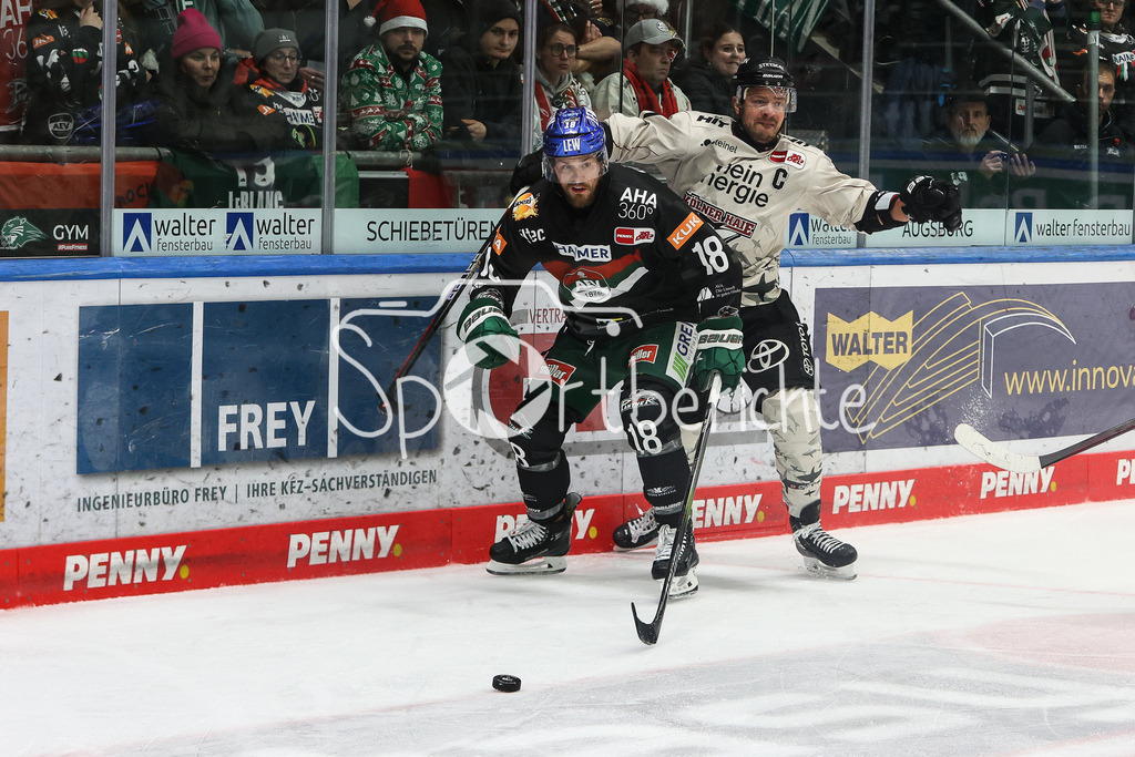 Augsburger Panther - Kölner Haie  | Zachery MITCHELL (AEV #18) im Duell mit Mortiz MUELLER (KEC #91) / Zweikampf