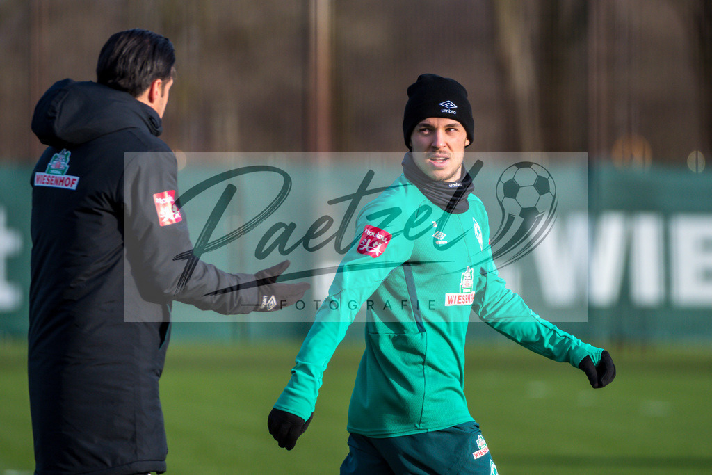 20200218_TRASVW_0032 | Fussball, Herren: Co-Trainer Ilia Gruev (SV Werder Bremen) und Simon Straudi (Werder Bremen) unterhalten sich waehrend der Trainingseinheit des SV Werder Bremen auf dem wohninvest Weserstadion Trainingsplatz am 18.02.2020 in Bremen, Deutschland. - Realisiert mit Pictrs.com