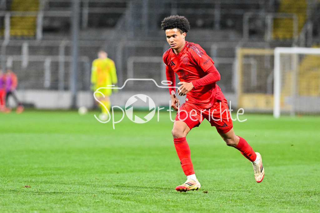 FC Bayern Amateure - FC Augsburg II | am Ball Julien YANDA (FC Bayern München II #3) / Einzelfoto / Freisteller / Regionalliga Bayern: FC Bayern Muenchen II - FC Augsburg II, Gruenwalder Stadion am 14.03.2025