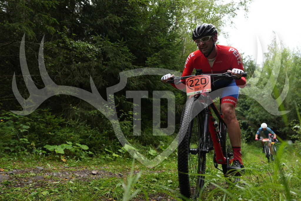 A6703442 | Fotogalerie der Treibjagd im Dunkelwald - Dein MTB Etappenrennen im Erzgebirge - Realisiert mit Pictrs.com