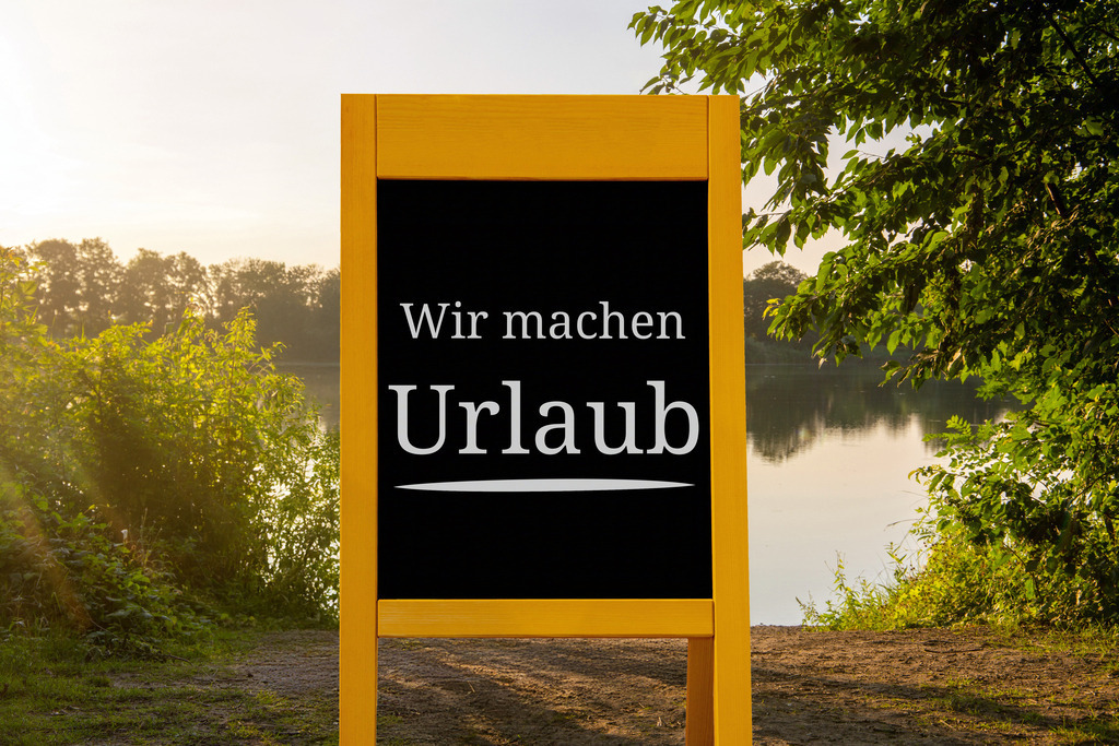 Fotomontage: Aufsteller mit der Aufschrift WIR MACHEN URLAUB vor dem Motiv eines Sommerabends am See | Fotomontage: Aufsteller mit der Aufschrift WIR MACHEN URLAUB vor dem Motiv eines Sommerabends am See - Realisiert mit Pictrs.com