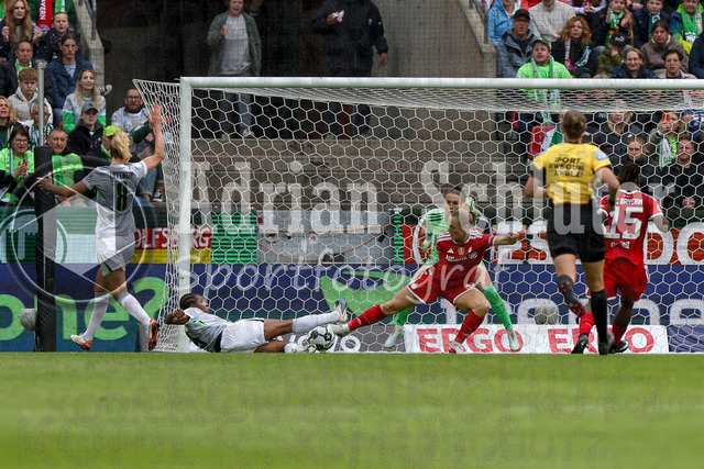 14.05.2026, GER, Fussball, Frauen, DFB-Pokal, Finale, Saison 2025/2026, VfL Wolfsburg - FC Bayern München | Lena Lattwein (Wolfsburg) und Gerogia Stanway (Bayern) im Kampf um den Ball