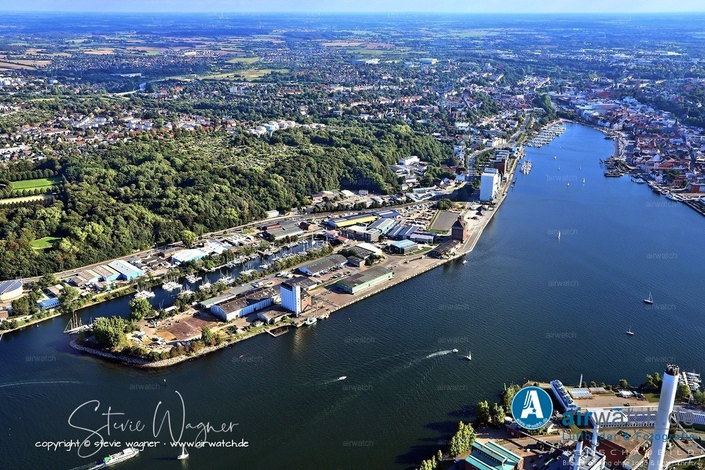 Luftbild Flensburg - Die Harniskai ist eine Straße im Stadtteil Fruerlund von Flensburg | Die Harniskai ist eine Straße im Stadtteil Fruerlund von Flensburg, mit der Postleitzahl 24937. Sie dient als Zufahrtsweg und weist einen variierenden Fahrbahnbelag aus Asphalt und Pflastersteinen auf. Die Straße liegt am Ostufer des Flensburger Hafens und ist Teil eines Gebietes, das für die Entwicklung von Wirtschaft, Wohnen, Wissenschaft, Freizeit, Kunst und Kultur vorgesehen ist.