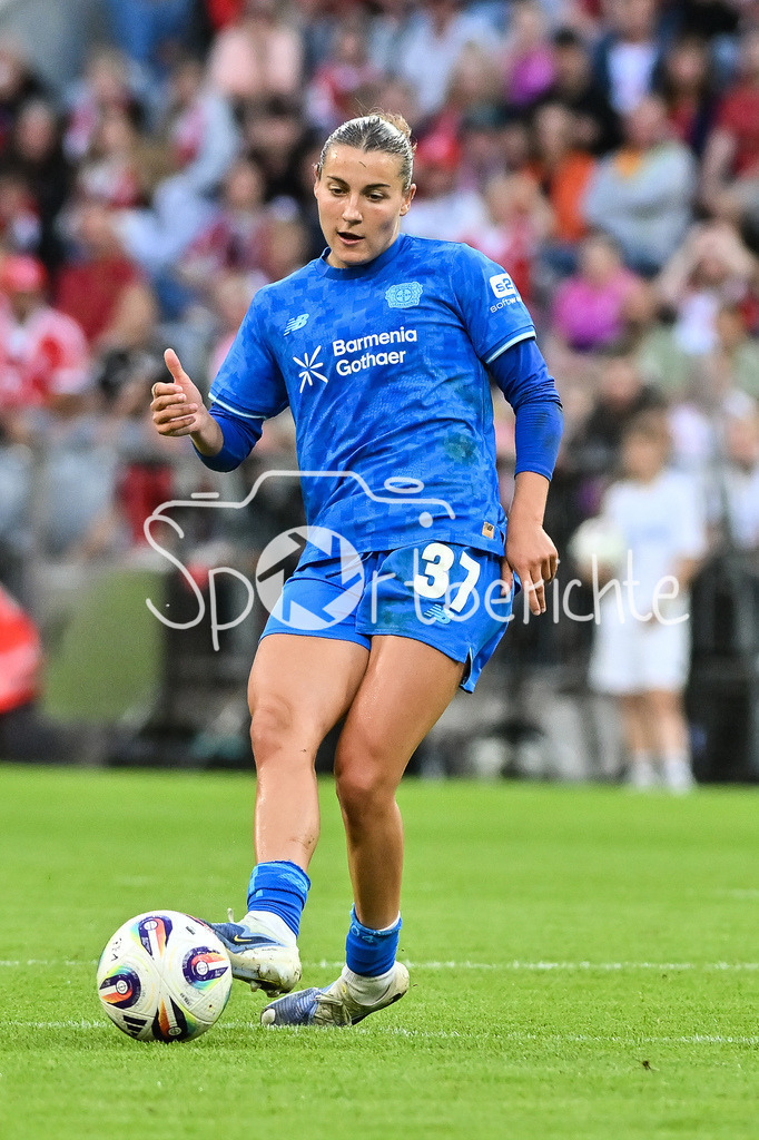 FC Bayern München - Bayer 04 Leverkusen | am Ball Carlotta WAMSER (Bayer Leverkusen Frauen 37)/ Einzelfoto / Freisteller / Google Pixel Frauen-Bundsliga: FC Bayern München - Bayer 04 Leverkusen; Allianz Arena am 06.09.2025