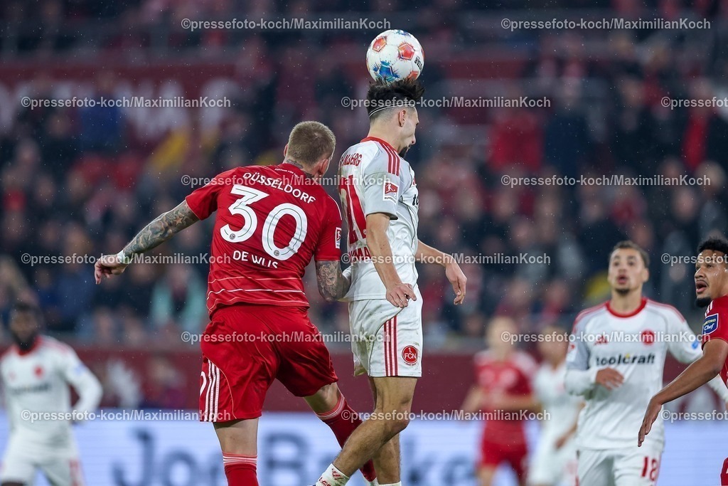 F9503102501335 | 03.10.2025, Fußball, Fortuna Düsseldorf - 1.FC Nürnberg, 2. Fußball Bundesliga, Merkur Spiel-Arena, Saison 2025 2026: Jordy de Wijs (Fortuna Düsseldorf #30) im Zweikampf gegen  Berkay Yilmaz (1FC Nuernberg #21) Kopfball Kopfballaktion  DFB regulations prohibit any use of photographs as image sequences and or quasi-video.