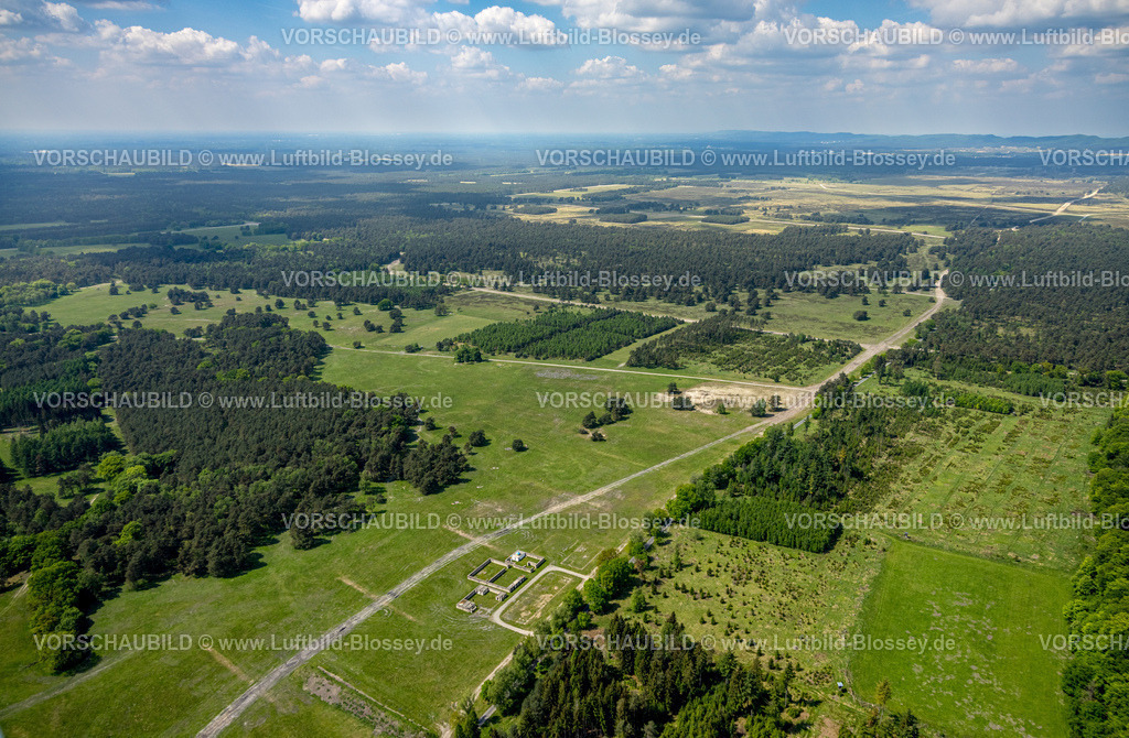 Schlangen240505122Oesterholz-Haustenbeck_Senne | Luftbild, Senne Heidelandschaft, Afghanistan Kampfdorf Übungsplatz mit Moschee, Schlangener Straße Ecke Haustenbeckerstraße, Fernsicht mit Himmel und Wolken, Oesterholz-Haustenbeck, Schlangen, Ostwestfalen, Nordrhein-Westfalen, Deutschland