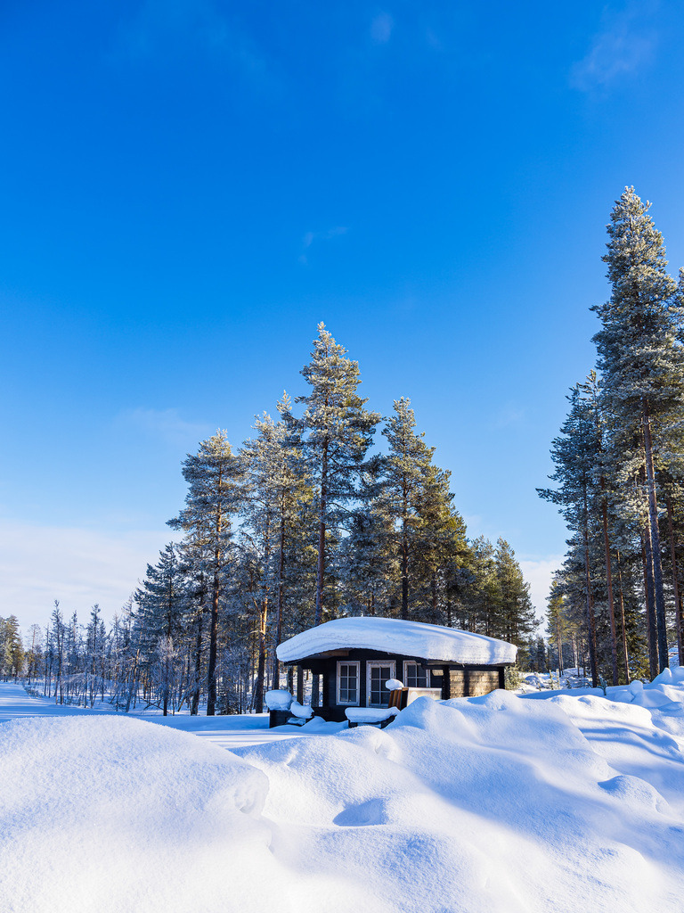 Landschaft mit Schnee und Holzhütte im Winter in Kuusamo, Finnland | Landschaft mit Schnee und Holzhütte im Winter in Kuusamo, Finnland.