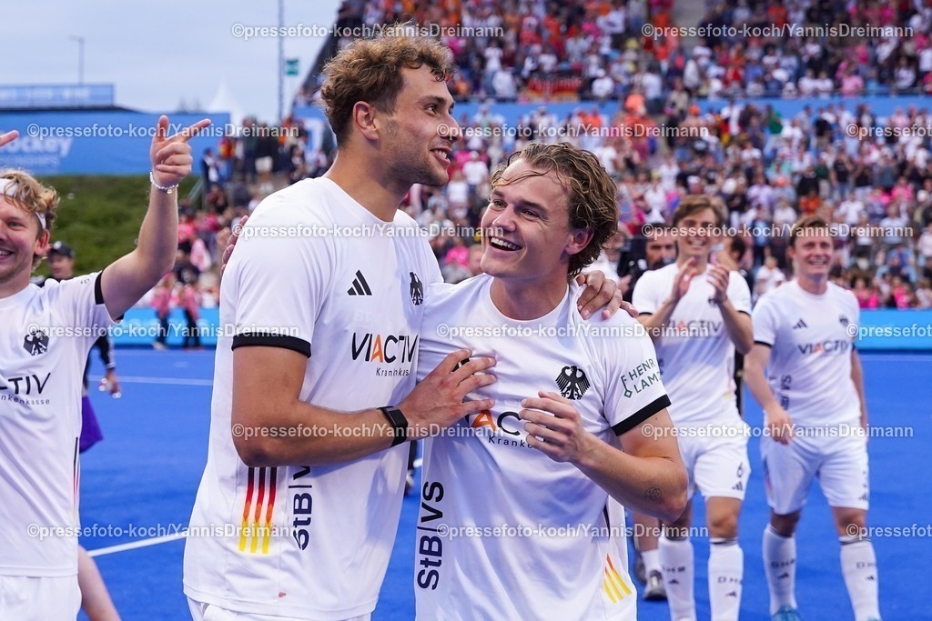 xydrx16082504011 | 16.08.2025, xydrx, Herren EuroHockey Championship 2025, Finale, Niederlande - Deutschland, Sparkassenpark Mönchengladbach: Moritz Ludwig (GER #44) und Michel Struthoff (GER #21) freuen sich über den Sieg im Finale,
