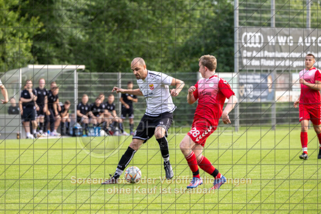 20250616_184141_0254 | #,  TV Eybach (weiß) vs. 1.FC Donzdorf II (rot), Fussball, Entscheidungsspiel 3 in Kreisliga A3 - Bezirk Neckar/Fils, Saison 2024/2025, Rasensportplatz, Staufenecker Str. 41, 73084 Salach, 16.06.2025 - 18:30 Uhr,Foto: PhotoPeet-Sportfotografie/Peter Harich