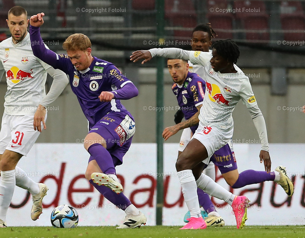 A_LUI_24042024_13 | SPORT,FUSSBALL.ADMIRAL BUNDESLIGA  AUSTRIA KLAGENFURT-RED BULL SALZBURG 24.04.2024 IM BILD: JONAS ARWEILER (KLAGENFURT) UND  DAOUDA GUINDO (SALZBURG) FOTO.FOTOLUI/MW