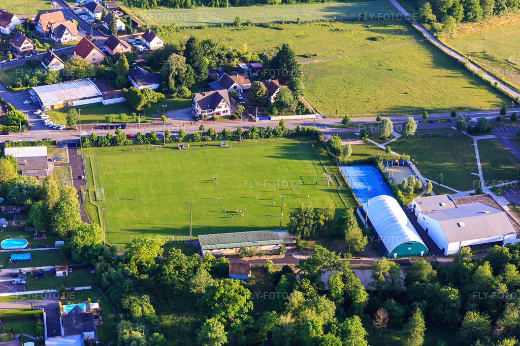 Luftbild: Fussballplatz am Salle polyvalente in Wittisheim im Bundesland Bas-Rhin in Frankreich. – Foto: IMG_147354.jpg vom 29.05.2025 durch Werner Riehm/FLY-FOTO.de – Auflösung des Originals: 5472 x 3648 px – Location de Salle des fêtes à 67820 Wittisheim | Salle polyvalente de Wittisheim
