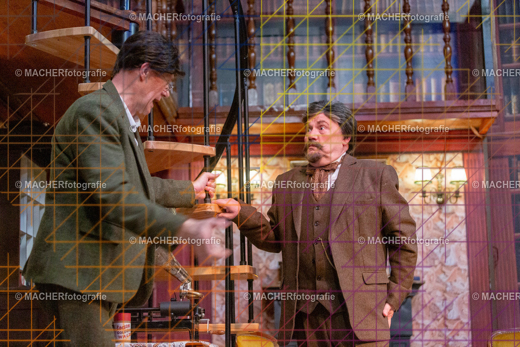 154_MFL-2025 | Portraitbilder von Regisseur; Darsteller; Techniker; Maske; Kostüme; Chor; Musiker; Bilderserie der Generalprobe und der Premierenvorstellung, Szenenbilder; Ausdrucksstudien; Bühnenüberblick; Bühnenkulissen; Pressefotos inkl. Redaktionsfoto Darstellergruppe.