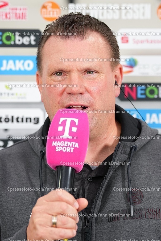 xydrx17092501033 | 17.09.2025, xydrx, Fußball, 3.Liga, Rot-Weiss Essen - VFL Osnabrück, Saison 2025 2026, Stadion an der Hafenstraße: Uwe Koschinat (Cheftrainer Rot-Weiss Essen)   DFB regulations prohibit any use of photographs as image sequences and or quasi-video.