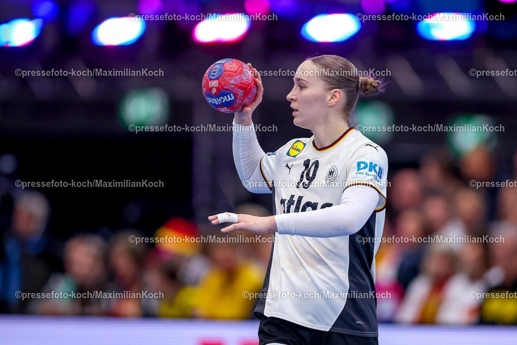 IHF04122502118 | 04.12.2025, Handball WM Frauen, Hauptrunde, Deutschland - Montenegro, 27th IHF Women's Handball World Championship, Westfalenhalle Dortmund: Nieke Kuhne (GER #19) 