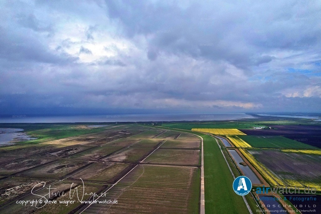 Luftbild Friedrich-Wilhelm-Luebke-Koog | Luftbild: Friedrich-Wilhelm-Luebke-Koog - Die Gemeinde bietet verschiedene Seen und Badeseen, wie den Vidå, den Kongeå und den Rickelsbüller Koogsee, die für Erholung und Freizeitaktivitäten geeignet sind.