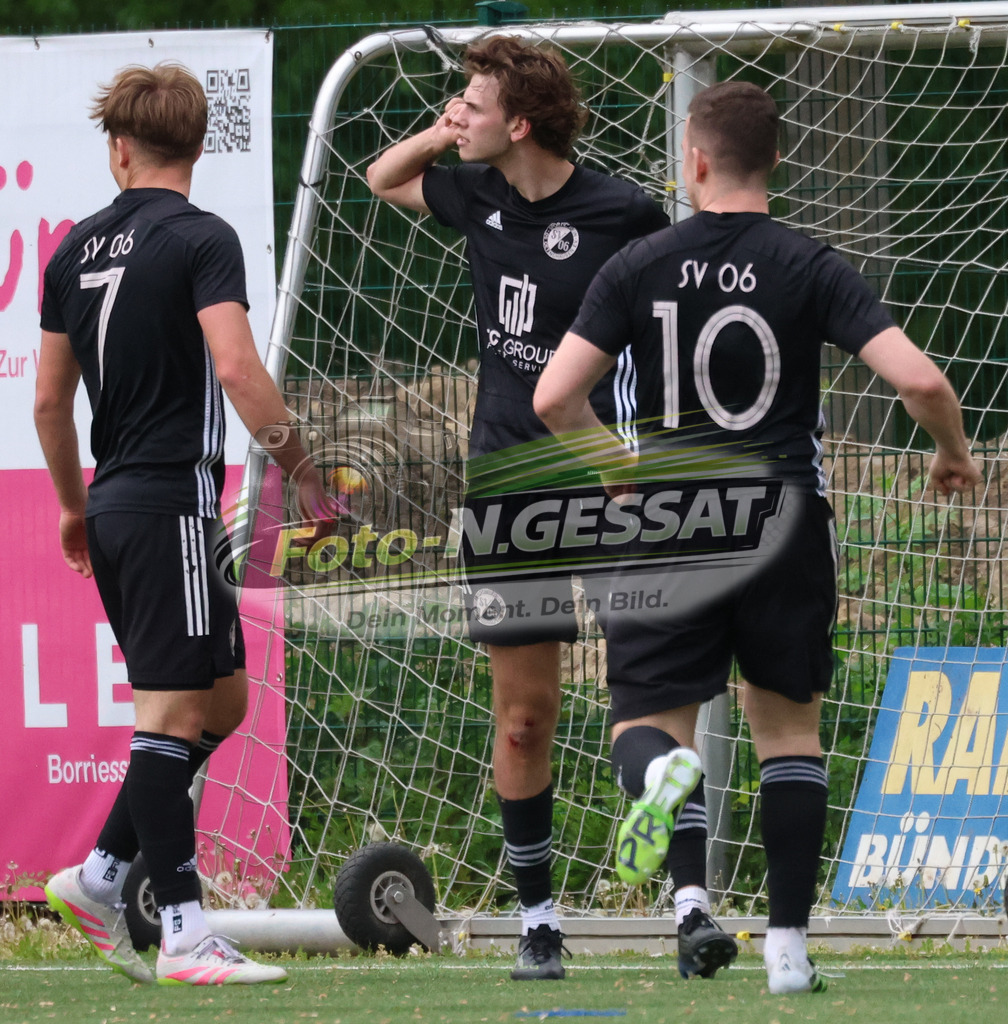 SC Bünde - SV Oetinghausen | Auf dem Bild zu sehen: schwarz SV Oetinghausen v.l.: Tim Pauer, Lenn Diekwisch, Luca Dornhöfer SC Bünde, SV Oetinghausen, Saison 25/26, Bezirksliga, Hunnebrock, Deutschland - Realisiert mit Pictrs.com