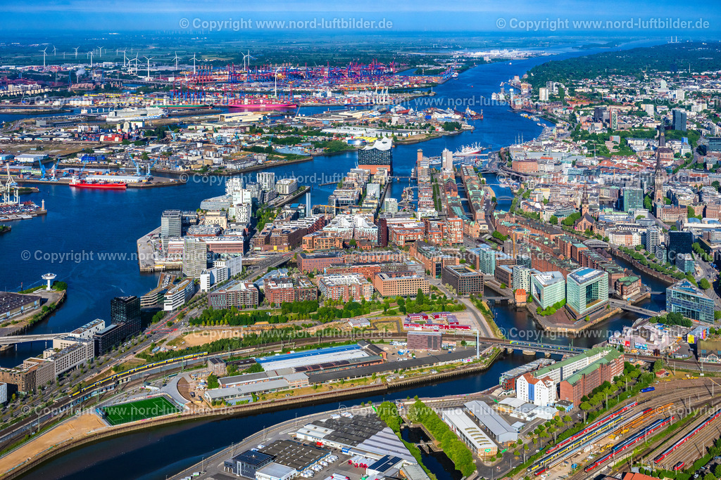 Hamburg_Hafencity_ELS_2101240525 | HAMBURG 24.05.2025 Entwicklungsgebiet der Wohngebiets- und Gewerbeflächen des Oberhafenquartiers an der Stockmeyerstraße im Ortsteil HafenCity in Hamburg, Deutschland. Weiterführende Informationen bei: Hamburg Kreativ Gesellschaft mbH. // Developing field of residential and commercial space of Oberhafenquartiers on Stockmeyerstrasse in the district HafenCity in Hamburg, Germany. Further information at: Hamburg Kreativ Gesellschaft mbH. Foto: Martin Elsen