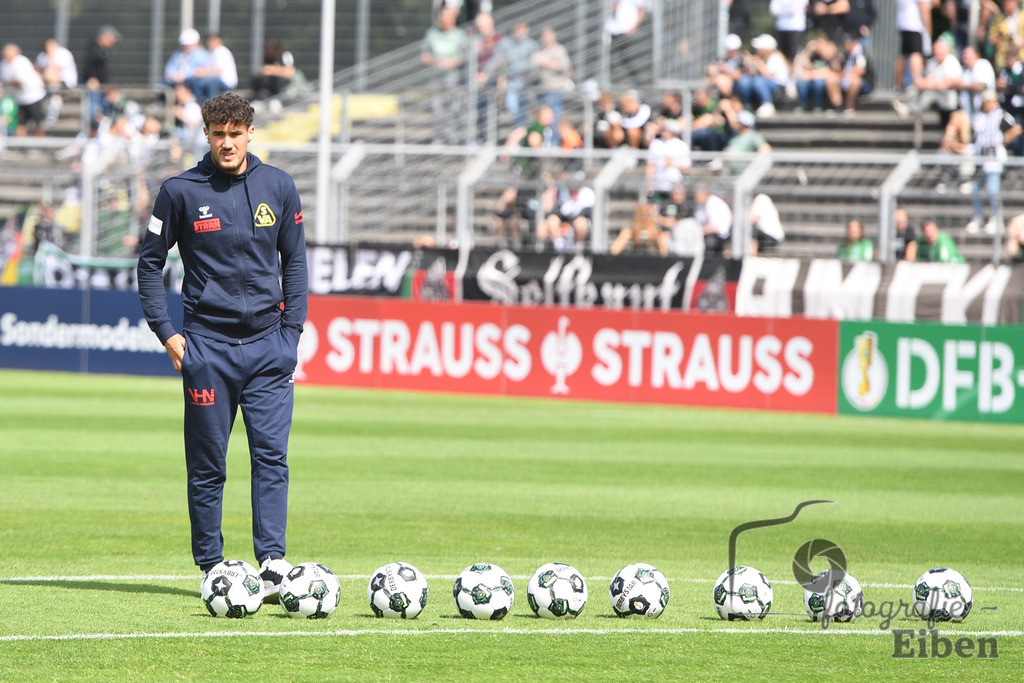 SV Atlas-Delmenhorst-Borussia Mönchengladbach | DFB-Pokal 1. Runde;SV Atlas Delmenhorst (gelb)-Borussia Mönchengladbach (schwarz) am 17.08.2025 in Oldenburg (Marschweg-Stadion), Photo: Philip Eiben 2025 - Realisiert mit Pictrs.com
