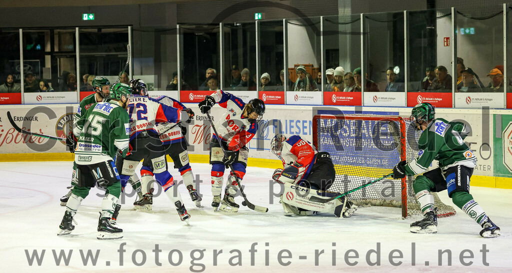 2023-11-03_109_TSV_Erding_gegen_ESC_Dorfen | Erding, Deutschland, 03.11.2023:
Eishockey, Bayernliga Vorrunde 2023 / 2024, 6. Spieltag, TSV Erding gegen ESC Dorfen, Endergebnis: 11:3

Elias Maier (Erding Gladiators, #15), Erik Walter (ESC Dorfen, #72), Torwart Andreas Marek (ESC Dorfen, #30), Simon Franz (Erding Gladiators, #4)

Foto: Christian Riedel / fotografie-riedel.net