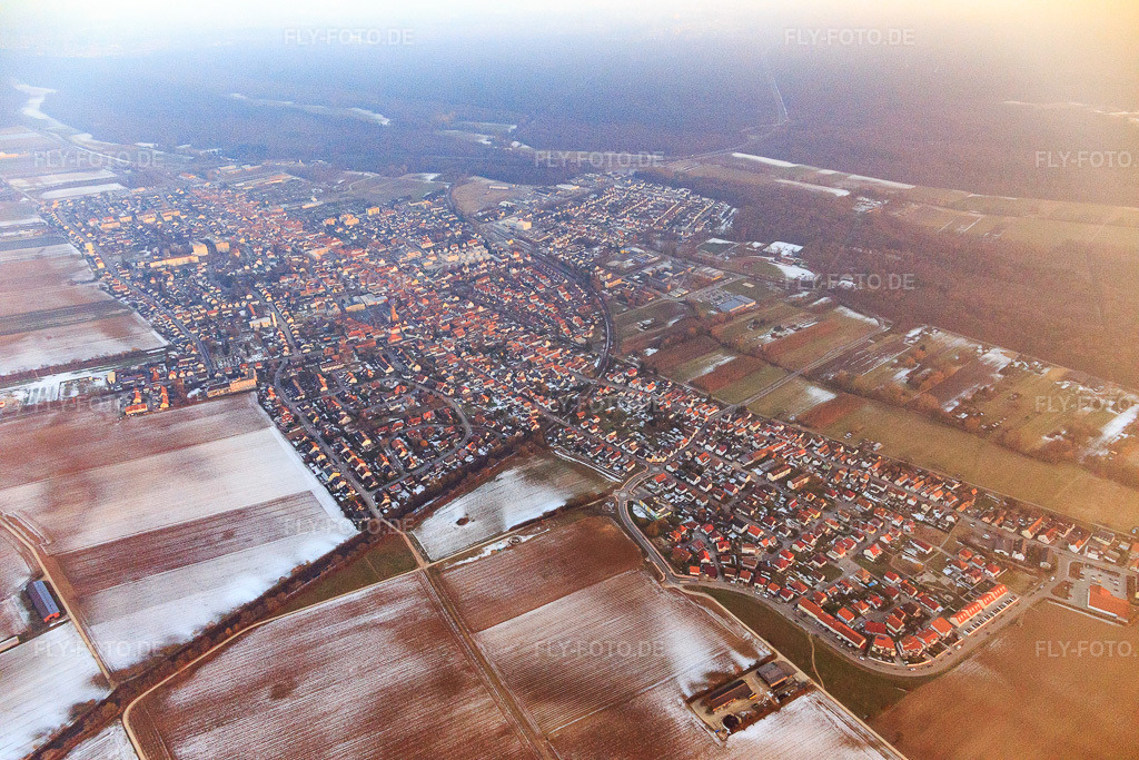 Luftbild: Stadtübersicht im Winter mit wenig Schnee aus Nordwesten in Kandel im Bundesland Rheinland-Pfalz in Deutschland. Foto: IMG_096387.jpg vom 21.01.2017 durch Werner Riehm/FLY-FOTO.de