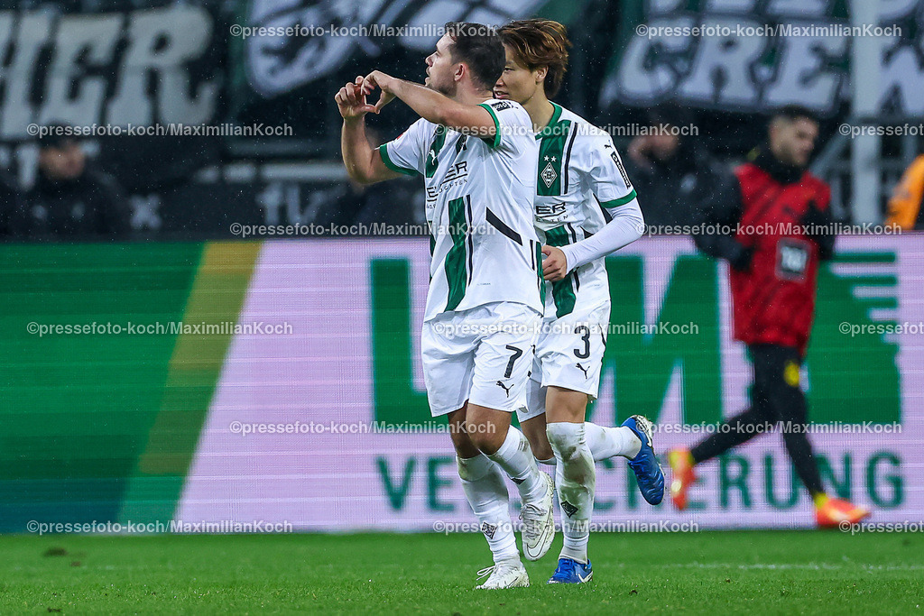BMG07122401099 | 07.12.2024, Fußball, Borussia Mönchengladbach - Borussia Dortmund, 1. Fußball Bundesliga, Borussia-Park, Saison 2024 2025: Torjubel nach dem 1:1 durch Kevin Stöger (Mönchengl. #7) (Elfmeter Tor) zusammen mit Ko Itakura (Mönchengl. #3)DFB regulations prohibit any use of photographs as image sequences and or quasi-video.