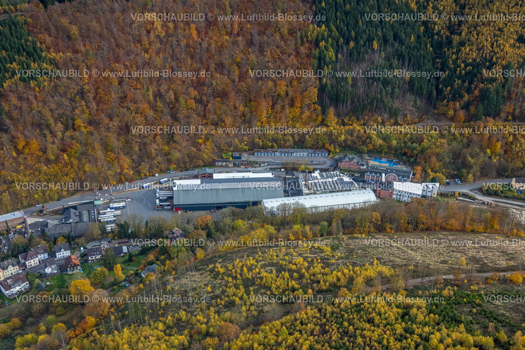 Hagen251101965 | Luftbild, Gewerbegebiet mit Hagener Recycling Dienst an der Obernahmerstraße und Wilhelm-Busch-Schule Hagen, herbstliche Bäume, Hohenlimburg, Hagen, Ruhrgebiet, Nordrhein-Westfalen, Deutschland