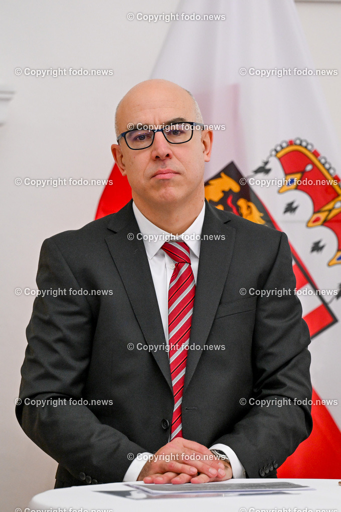 Pressekonferenz Land Ooe_ Stabilitaet der Lieferketten im Fokus_ 22.01.2024-2 | 22.01.2024, Linz, AUT, Pressekonferenz Land Ooe, Stabilitaet der Lieferketten im Fokus – aktuelle Analysen und Forschungsergebnisse und kuenftige Schwerpunkte im Bild Gabriel Felbermayr (Direktor Oesterreichisches Institut fuer Wirtschaftsforschung (WIFO) und Vizepraesident Supply Chain Intelligence Institute Austria (ASCII))