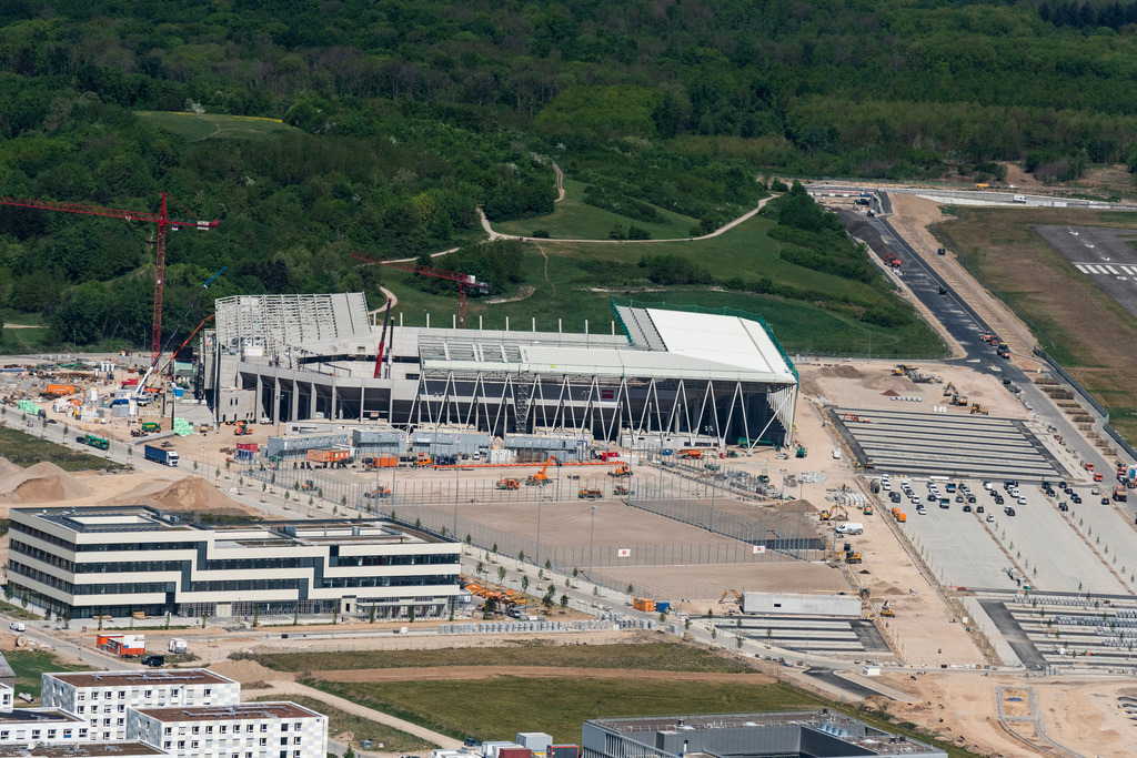 dr__0051564.jpg | FREIBURG IM BREISGAU 22.04.2020 Neubau- Baustelle am Sportstätten-Gelände des Stadion " SC-Stadion " der Stadion Freiburg Objektträger GmbH & Co. KG (SFG) im Ortsteil Brühl in Freiburg im Breisgau im Bundesland Baden-Württemberg, Deutschland. Weiterführende Informationen bei: HPP Architekten GmbH,  Hans Rinninger u. Sohn GmbH u. Co. KG,  Knippers Helbig GmbH,  Köster GmbH,  Sport-Club Freiburg e.V.,  club L94 landschaftsarchitekten GmbH. // Construction site on the sports ground of the stadium " SC-Stadion " of Stadion Freiburg Objekttraeger GmbH & Co. KG (SFG) in the district Bruehl in Freiburg im Breisgau in the state Baden-Wurttemberg, Germany. Further information at: HPP Architekten GmbH,  Hans Rinninger u. Sohn GmbH u. Co. KG,  Knippers Helbig GmbH,  Koester GmbH,  Sport-Club Freiburg e.V.,  club L94 landschaftsarchitekten GmbH. Foto: Daniel Reiter
