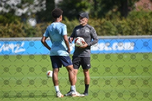 RGE_0482 | Hertha BSC, 2.Bundesliga, Herren, Fußball, Training auf dem Schenckendorffplatz, Dienstag 15.09. 2026, Saison 2026/27, von li.  Jerome Diallo ( Hertha BSC ), Stefan Leitl, Trainer ( Hertha BSC ), Fotograf: Ralf Gebhardt - Realisiert mit Pictrs.com
