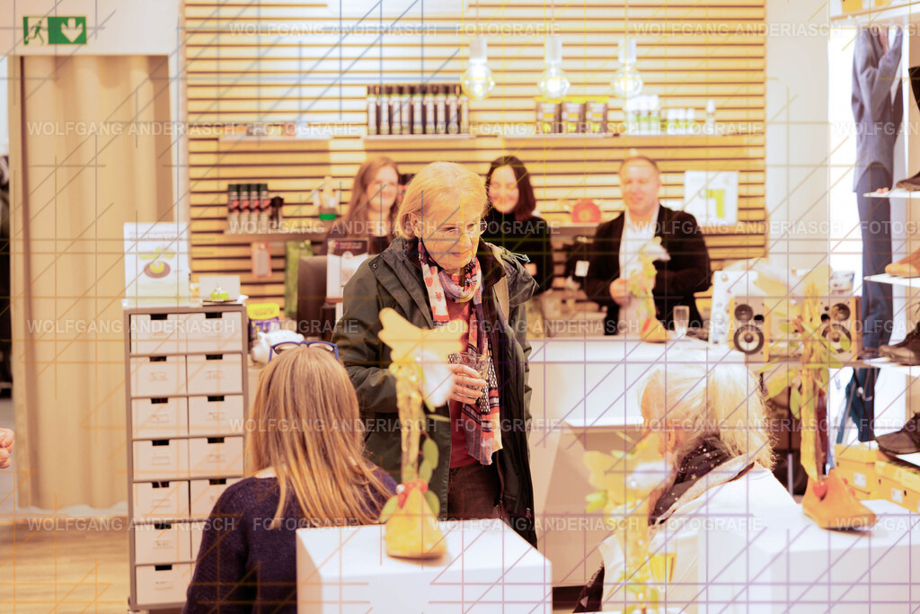 20251130-104803_Schmuck_R3A_0182_wa | Eine besondere Vernissage mitten im Flagship-Store von BÄR Schuhe in Frankfurt: Schmuck trifft auf orthopädische Schuhkunst, Design auf Wohlgefühl. Zwischen funkelnden Details und anatomischer Präzision entstand ein Abend voller Stil, Inspiration und echter Handwerksqualität. Ein herzliches Dankeschön an Alexandra Feirer für die großartige Gastfreundschaft und diesen stimmungsvollen Rahmen. - Realisiert mit Pictrs.com
