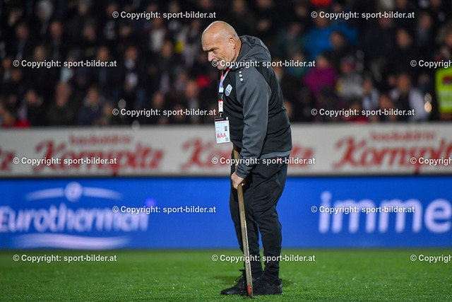 AUT, Admiral Bundesliga, LASK Linz vs SK Sturm Graz | 13.11.2022, Raiffeisen Arena Pasching, AUT, Admiral Bundesliga, LASK Linz vs SK Sturm Graz, im Bild ein Greenkeeper


// Admiral Bundesliga Match between LASK Linz and SK Sturm Graz in Pasching, Austria on 2022/11/13
