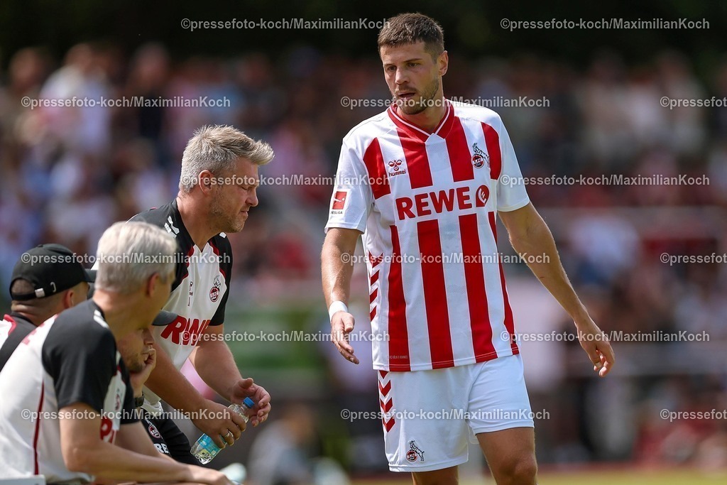 1FC12072501171 | 12.07.2025, Fußball, SV Bergisch Gladbach 09 - 1. FC Köln, Testspiel, BELKAW-Arena, Saison 2025 2026: Imad Rondic (1.FC Koeln #27) Auswechslung wird ausgewechselt neben Cheftrainer Lukas Kwasniok (1.FC Koeln) DFB regulations prohibit any use of photographs as image sequences and or quasi-video.