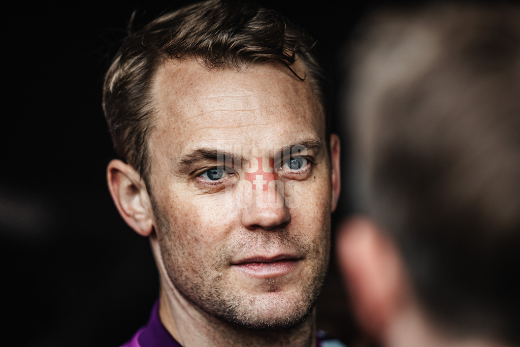 Fußball | Männer | Saison 2025/2026  | Fußball-Bundesliga | 29. Spieltag | FC St. Pauli vs. FC Bayern München | 11.04.2026 | Manuel Neuer (#1, FC Bayern München) auf dem Weg ins Stadion